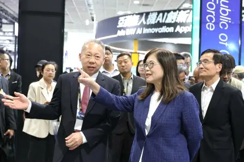 ▲海洋委員會主任委員管碧玲(右2)參與台北國際航太及國防工業展。(圖／海洋委員會提供)