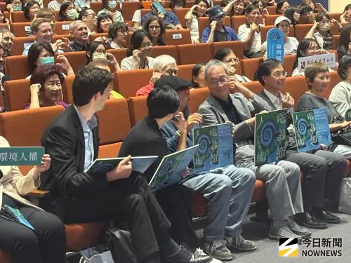 ▲文化部長李遠（圖中比臉頰愛心者）（圖／記者李青縈攝）