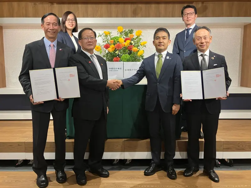 ▲台日合作打造養生村，由台灣人壽莊中慶總經理（前排左起）、中國信託樂活董事長陳國恩、東急E-LIFE DESIGN代表取締役社長大柴信吾、日本東急不動產取締役常務執行役員丹下慎也代表簽約。（圖／台灣人壽提供）