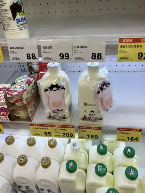 ▲媽媽說女兒被鮮乳坊豐樂牧場鮮奶附送的贈品吸引，買回家一喝就愛上。（圖／我愛全聯 - 好物老實說臉書）