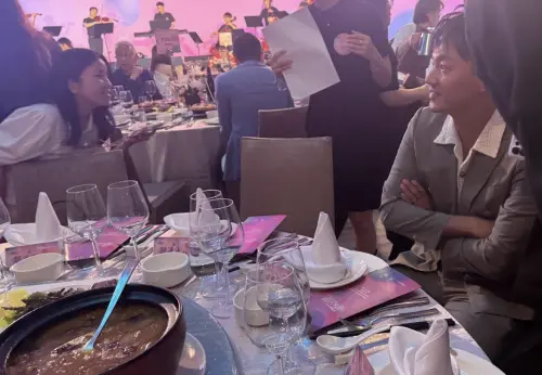 ▲威廉現身《2025愛不止息慈善晚會》快閃入席，記者圍在他這一桌拍照。（圖／記者蘇詠智攝）