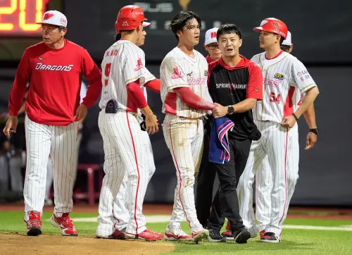 ▲味全龍曾聖安積極搶攻本壘，造成手指變形，已緊急送醫治療。（圖／味全龍提供）