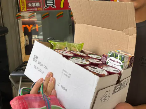 ▲記者會趁超商推哈根達斯「買10送10」優惠時囤貨，迷你杯最低價約是65元。（圖／記者徐銘穗攝）