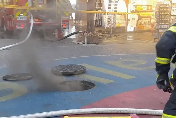 ▲ 西門町商圈19日傳火警，水溝蓋因不明原因冒煙，嚇壞路過民眾。（圖／翻攝畫面）