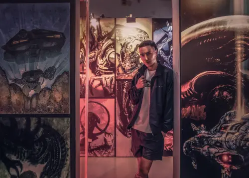 ▲王陽明從小就跟爸爸一起看《異形》，對於主題快閃店的布置還原片中場景，感到很興奮，忍不住要先帶著觀眾入內參觀。（圖／VERVE提供）