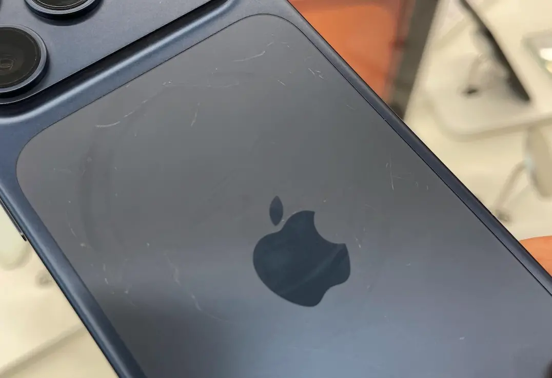 ▲蘋果iPhone 17今（19）日首天開賣，未料卻災情連連，iPhone 17 Pro背版首次搭載超瓷晶盾，結果展示機竟直接變成花豹。（圖／翻攝自Threads）