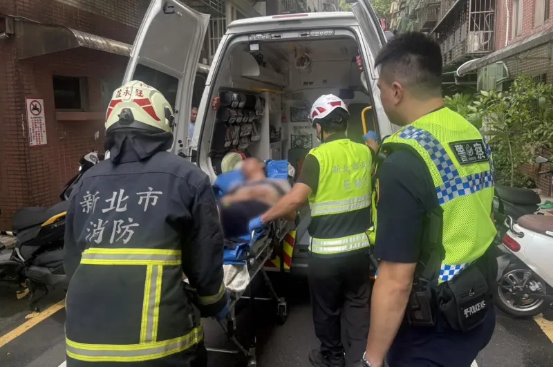 ▲瑞芳一名黃姓男子因暈眩倒臥家中，僅靠冰箱食物撐過兩天，新北市瑞芳警分局表示，所幸公司報案後破門救出，送醫及時挽回一命。（圖／翻攝畫面）