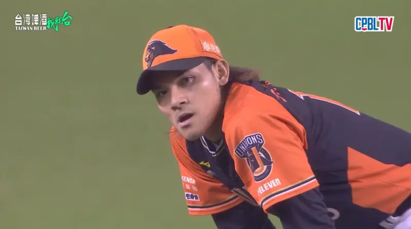 ▲統一獅游擊手陳聖平九局下處理滾地球傳二壘發生再見失誤，許多球迷在討論游擊手是否應該選傳一壘、而非二壘，《NOWnews》賽後訪問昔日有「內野魔術師」之稱的球評「東哥」黃忠義解答，東哥還原當下情境，認為陳聖平選擇傳二壘並沒有問題。（圖／CPBLtv）