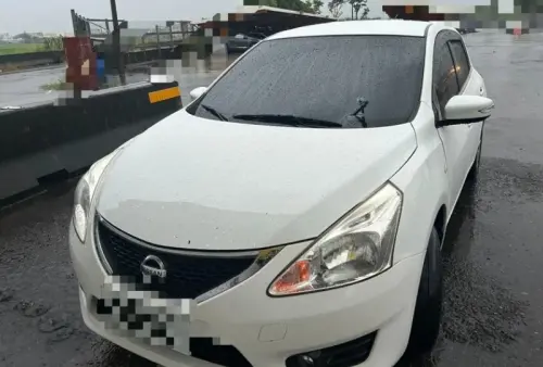 ▲18日一名徐姓男子駕駛轎車行經國道中山高速公路北向嘉義262公里路段時，遭天外飛來的金屬鐵鉗砸中前擋風玻璃，導致車輛受損。（圖／翻攝畫面）