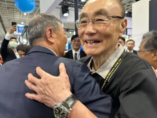 ▲馮世寬與黃曙光相見歡開心擁抱致意。（圖／讀者提供）