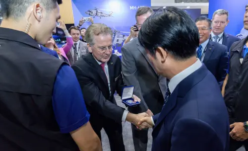 ▲賴清德總統參觀「2025台北國際航太暨國防工業展」，美商洛克希德馬丁代表致贈紀念品。（圖／總統府提供）