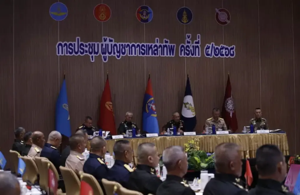 ▲泰國軍方高層於曼谷武裝部隊總部召開會議，討論緊張的泰柬邊境情勢。會中一致決議無限期關閉泰柬邊境，並加強邊境圍籬與監控措施。（照片來源：Pattarapong Chatpattarasill／Bangkok Post）