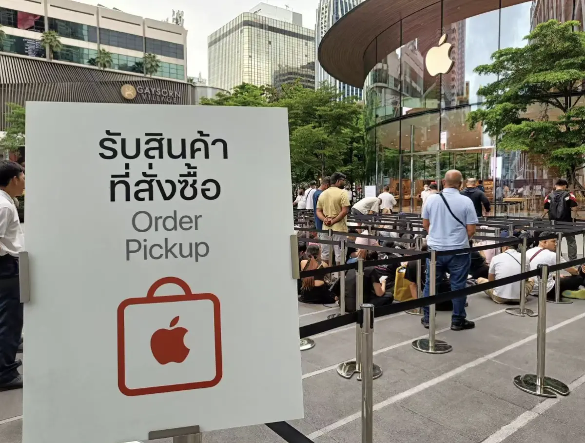 ▲曼谷CentralWorld Apple Store外，果粉清晨就開始排隊，只為搶先入手iPhone 17，新機上市首日現場氣氛熱烈。（圖／翻攝自泰國頭條新聞）