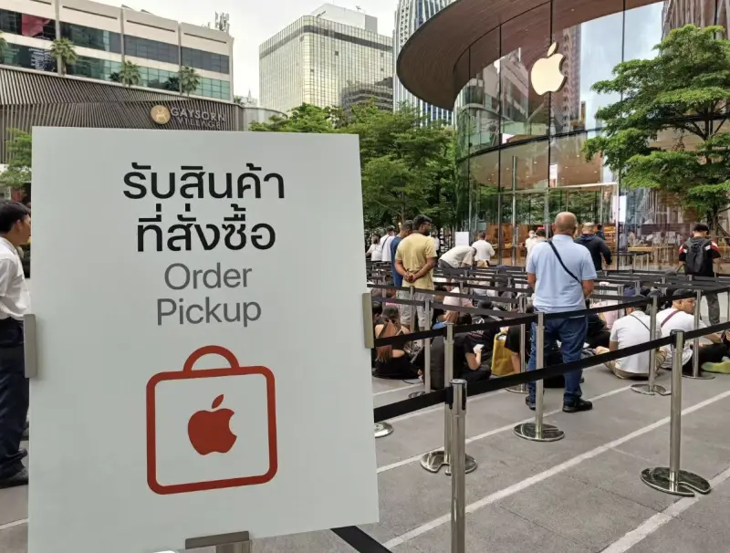 泰國果粉瘋狂徹夜排隊　iPhone 17開賣日現場宛如演唱會