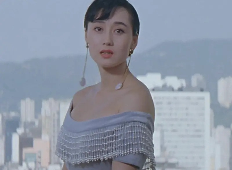 翁虹揭開亞姐后冠百萬打造的祕密!地位、形象輸港姐 利智最成功 ▲利智是香港歷屆亞姐冠軍中,發展最好的一位,也不需要拍攝三級片就能夠以性感魅力成為影壇搶手女星。在她之後奪得后冠的翁虹,近期拍片揭露亞姐的后冠並非傳說中的百萬港幣打造,而是玻璃製成。(圖/摘自IMDb)