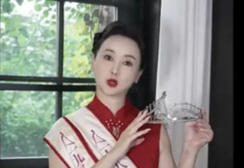 ▲翁虹近日拍攝短片,再度穿上昔日的亞姐獲獎禮服、拿出后冠披上綵帶,揭露號稱百萬港幣打造的后冠,其實只是玻璃製。(圖/摘自翁虹 抖音) ▲翁虹近日拍攝短片,再度穿上昔日的亞姐獲獎禮服、拿出后冠披上綵帶,揭露號稱百萬港幣打造的后冠,其實只是玻璃製。(圖/摘自翁虹 抖音)