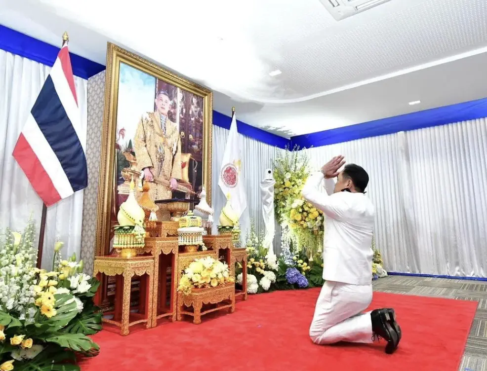 ▲泰國總理阿努廷（Anutin Charnvirakul）在泰王御准新內閣名單後，向泰王拉瑪十世肖象行跪拜禮，以表達忠誠與感謝。（圖／路透社／達志影像）