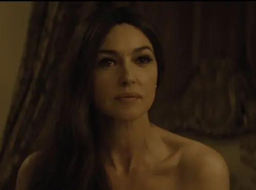 義大利美魔女莫妮卡貝露琪恢單！和《星期三》名導提姆波頓分手
