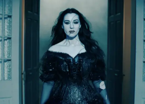 ▲莫妮卡貝露琪（如圖）在前男友提姆波頓執導的《陰間大法師 BEETLEJUICE》中，糾纏著男主角不放的詭異女鬼。（圖／摘自IMDb）