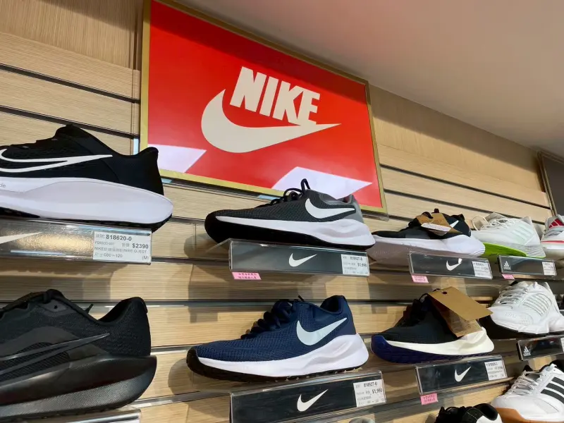 ▲Nike、adidas和ASICS（亞瑟士）鞋款近年來都備受台灣人喜愛，但前陣子台灣終於開賣1神鞋，沒想到人氣夯到缺貨，熱賣原因正是代言人太強。（圖／記者陳雅雲攝）