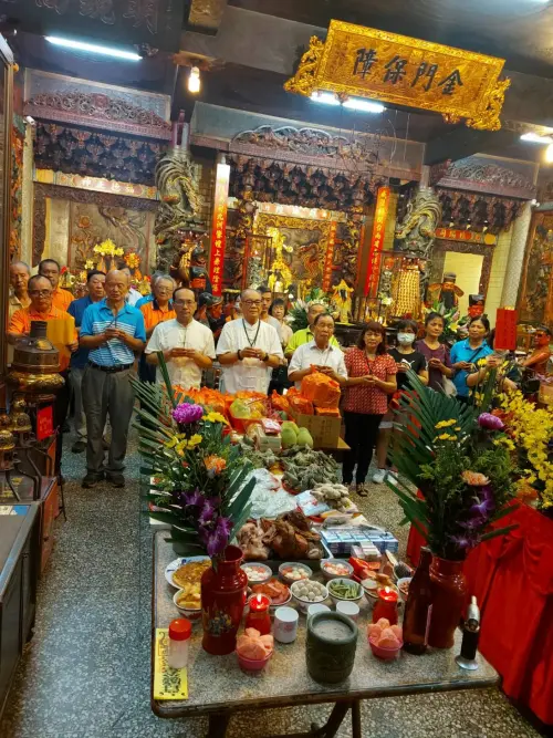 ▲台中都城隍廟關鬼門前祭拜儀式。（圖／楊登嵙提供）