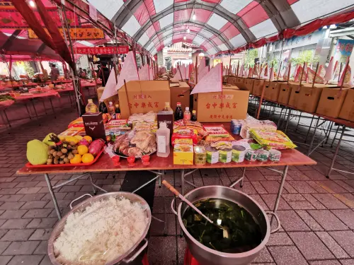 ▲鬼門關拜拜供品可盡量選擇乾料，例如餅乾、泡麵、罐頭等。（圖／楊登嵙提供）