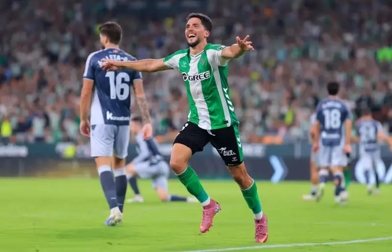 ▲貝提斯在主場力克皇家社會，哥倫比亞前鋒赫南德茲先馳得點，加上對手門將烏龍球，最終以3：1獲勝，衝上聯賽第4名。（圖／路透／達志影像）