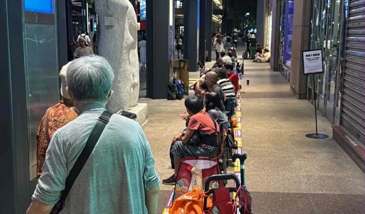 ▲台北寶可夢中心9月20日開賣百變怪系列商品，昨（19）日晚間信義新光三越A11入口處，就已經開始有阿公阿嬤軍團在現場打地鋪睡覺。（圖／台灣寶可夢中心優惠大小事授權）