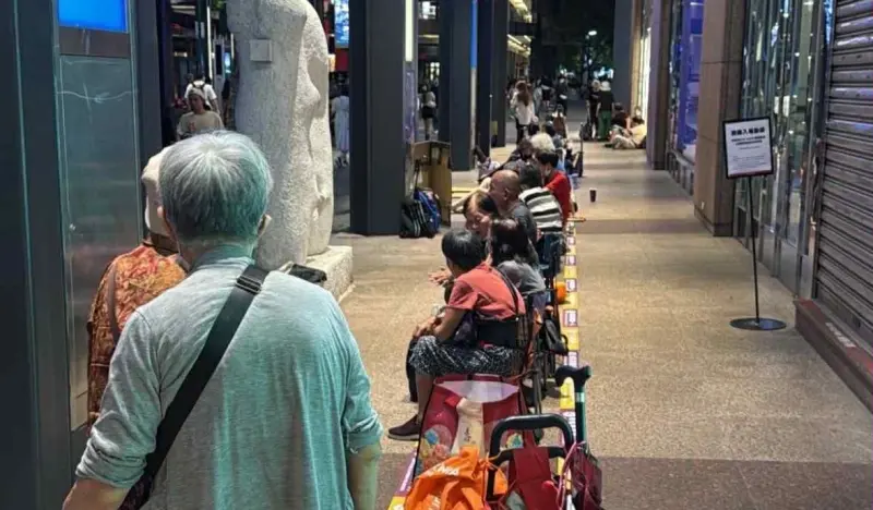 黃牛軍團又來了！台北寶可夢中心「百變怪」系列太夯　現場爆衝突