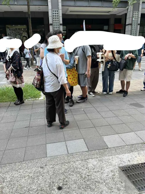 ▲寶可夢中心店員介入現場阿嬤與其他玩家的衝突。（圖／台灣寶可夢中心優惠大小事授權）