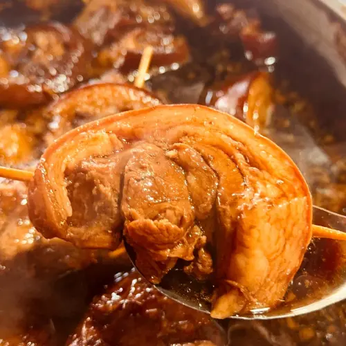 ▲溪湖阿讚豬腳爌肉的招牌爌肉，滷到軟嫩夠味。（圖／翻攝溪湖阿讚豬腳爌肉臉書）