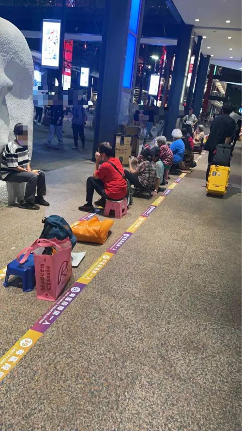 ▲昨（19）日晚間信義新光三越入口處就已經出現夜排者，除了部分玩家之外，還有許多阿公阿嬤。（圖／台灣寶可夢中心優惠大小事授權）