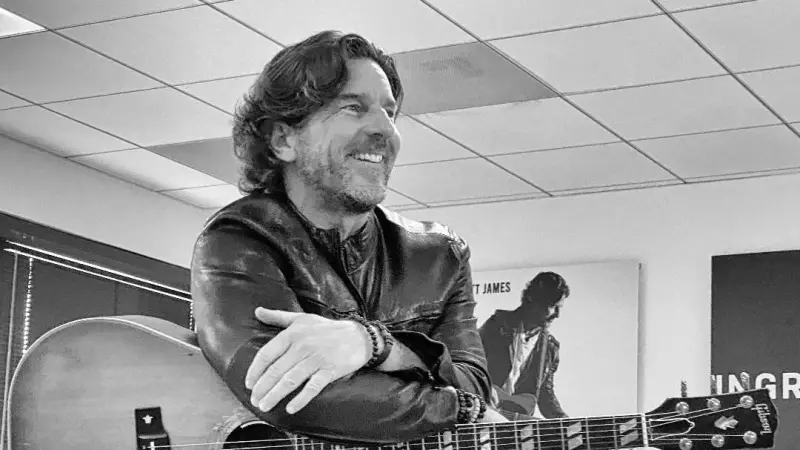 ▲葛萊美得主布雷特詹姆斯（Brett James）在北卡墜機身亡，享年57歲，妻子與繼女一同罹難，他曾為凱莉安德伍德創作〈Jesus, Take the Wheel〉奪葛萊美，生涯超過500首作品，樂壇痛失傳奇。（圖／翻攝自布雷特詹姆斯IG@brettjamessongs）