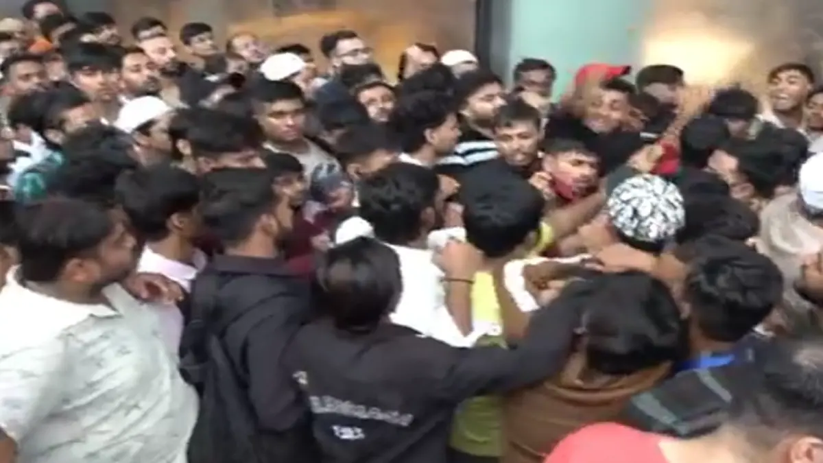▲蘋果iPhone 17系列19日在全球多地開賣，但在印度孟買的果粉，卻因插隊、現場秩序維持不佳等因素，爆發肢體衝突。（圖／擷取自影片）