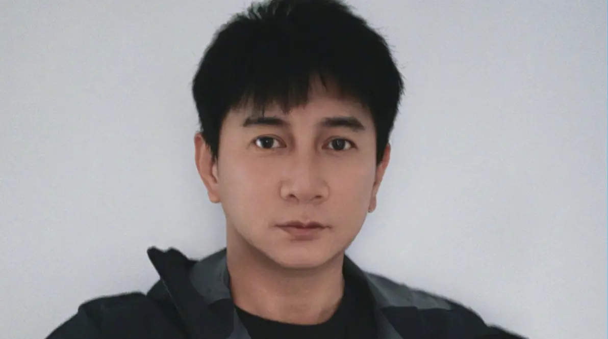 ▲54歲男星吳奇隆（如圖）近年帶著老婆劉詩詩、兒子移居中國，日前暴肥近照於節目上流出，大肚腩、腰間肉溢出畫面引起粉絲關心，「隆哥腰上的肉有點礙事」、「腰還好嗎？」（圖／翻攝自微博）