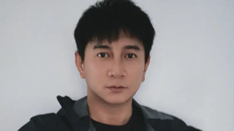 ▲54歲男星吳奇隆（如圖）近年帶著老婆劉詩詩、兒子移居中國，日前暴肥近照於節目上流出，大肚腩、腰間肉溢出畫面引起粉絲關心，「隆哥腰上的肉有點礙事」、「腰還好嗎？」（圖／翻攝自微博）