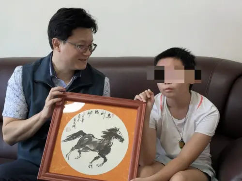 ▲徐健麟撰寫字畫鼓勵小如平安健康成長，學業與未來發展都能馬到成功。（圖／台南市政府提供）