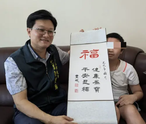 ▲徐健麟特地寫了「健康為寶，平安是福」贈送給小如。（圖／台南市政府提供）