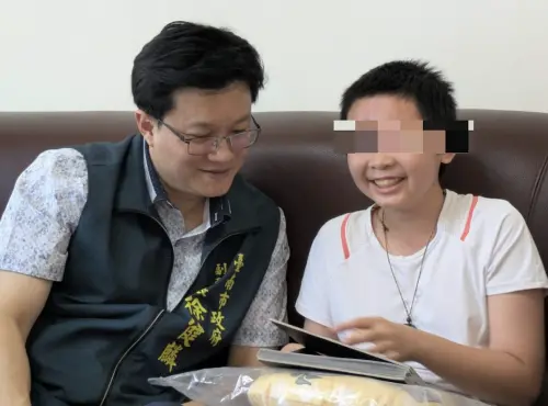 ▲小如開心地拿自己手繪的漫畫跟徐健麟分享。（圖／台南市政府提供）