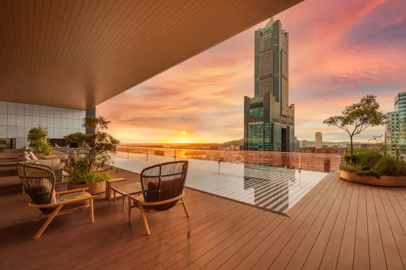 ▲高雄承億酒店因為擁有全台唯一高空懸挑透明無邊際泳池而聞名，迎接三周年慶推多項優惠，送iphone 17、抽總套等，以及吃到飽餐廳第三人半價。（圖／承億酒店提供）