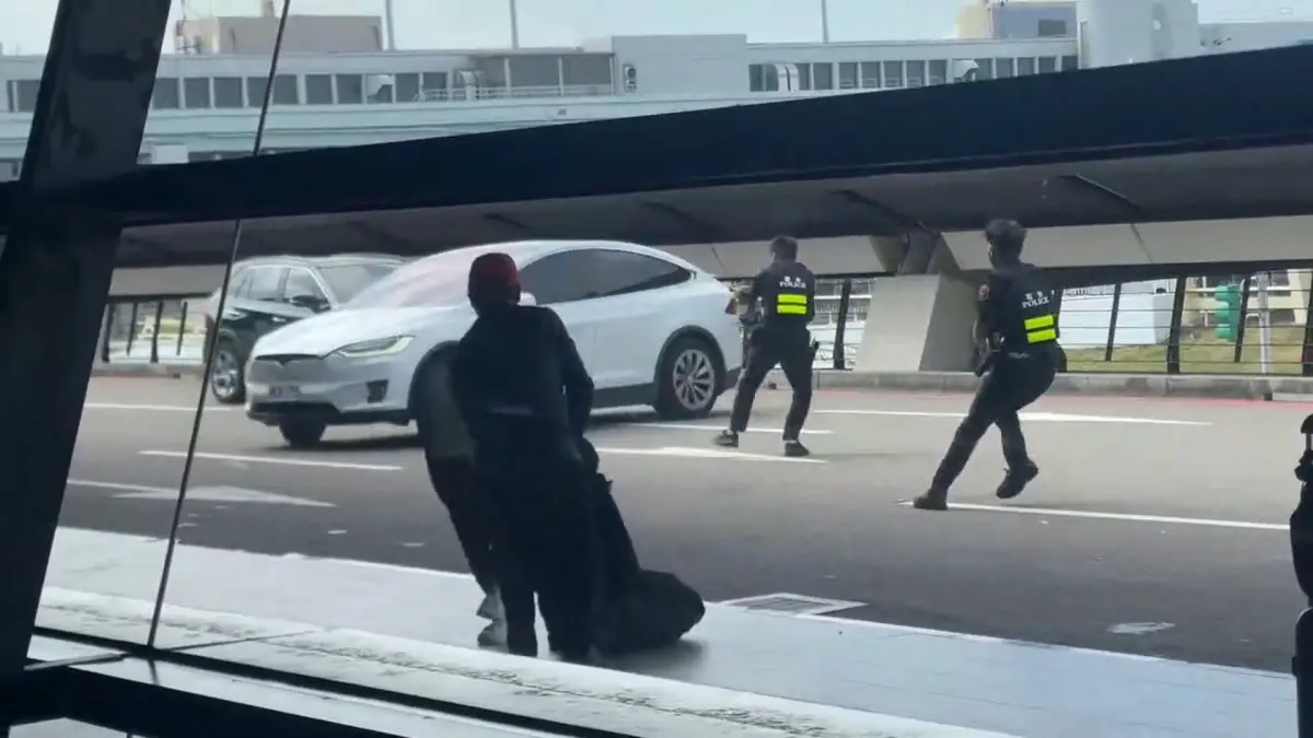 ▲航警局在桃園機場取締一輛白色特斯拉違規載客，見駕駛倒車逆向欲逃，急轟8槍制止。（圖／翻攝Threads @chenche6110）