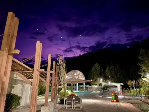 ▲紅葉谷綠能溫泉園區提到，參與感恩餐桌的貴賓，將能在山林環抱中享用晚宴，晚間還能浸泡在溫暖的泉水中，並在滿天星空下徹底放鬆。（圖／紅葉谷提供）