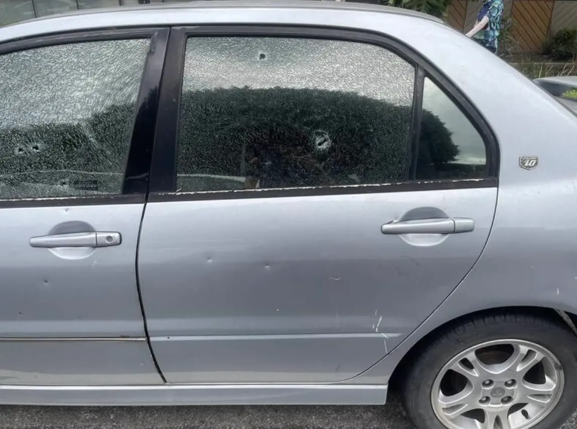 ▲板橋福德宮旁一輛自小客車，被發現遭開槍轟成蜂窩，全車約有23個痕跡。（圖／警方提供）