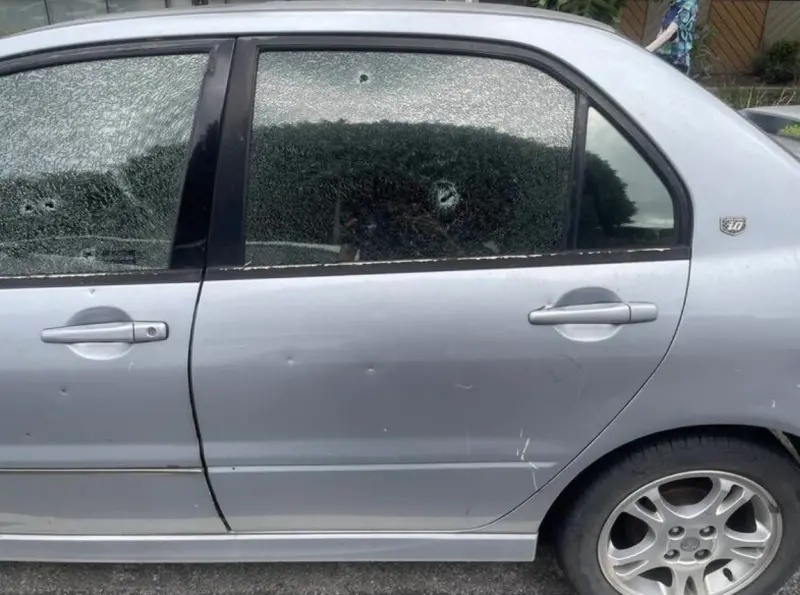 ▲板橋福德宮旁一輛自小客車，被發現遭開槍轟成蜂窩，全車約有23個痕跡。（圖／警方提供）