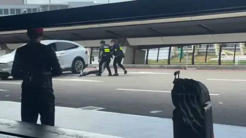 ▲白色特斯拉駕駛遭員警拖出車外。（圖／翻攝畫面）