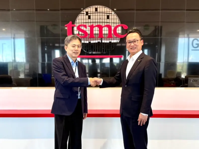 ▲中華航空即將於12月3日開啟台北直飛美國鳳凰城航線，總經理陳漢銘拜訪台積電營運副總經理暨亞利桑那廠執行長王英郎。（圖╱華航提供）