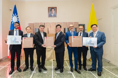 ▲外交部長林佳龍轉致醫院運用善款採購之空氣清淨機。（圖／外交部提供）