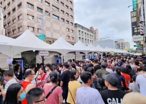 ▲每年總帶來爆滿人潮的高雄奶茶節將於今（20）日登場，今年預計將有70攤美食，更有獎金挑戰賽等活動。（圖／高雄市觀光局提供）