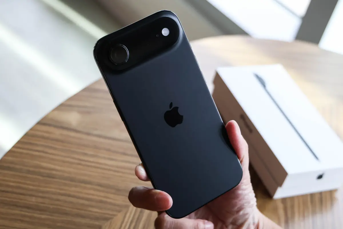 ▲iPhone Air超薄是一大賣點，但同時也是消費者不敢下手的關鍵，國內外有媒體測試認為原本擔心的耐用性和續航力都比想像中的還好，會讓人更想買。（圖／記者朱永強攝）