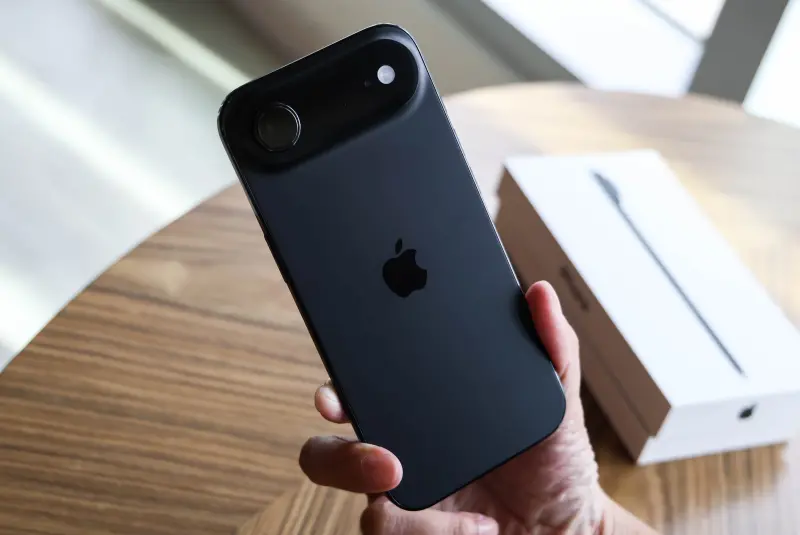 ▲iPhone Air超薄是一大賣點，但同時也是消費者不敢下手的關鍵，國內外有媒體測試認為原本擔心的耐用性和續航力都比想像中的還好，會讓人更想買。（圖／記者朱永強攝）